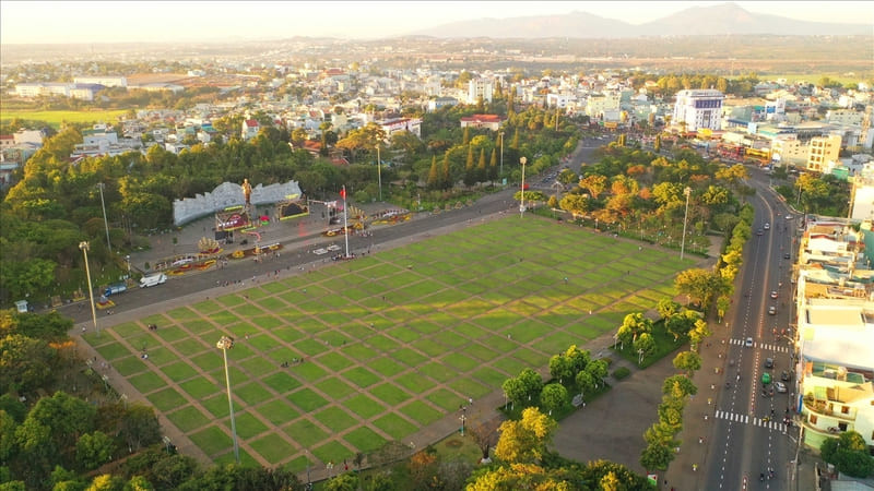 Du lịch Pleiku: Khám phá 10 điểm đến không thể bỏ lỡ ở phố núi 4 Quảng trường Đại Đoàn Kết Pleiku với bức tượng Chủ tịch Hồ Chí Minh vĩ đại