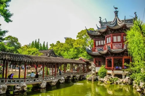 Cảnh quan Dự Viên với hồ nước, cầu cong và các công trình kiến trúc truyền thống Trung Quốc