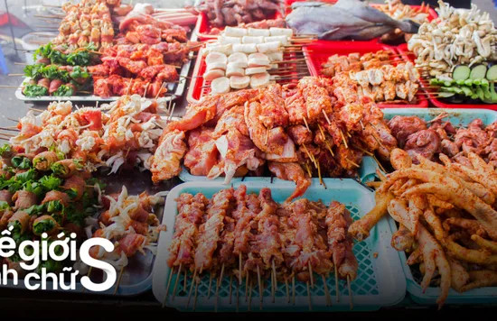 Mâm hải sản tươi ngon với nhiều loại cá, ốc, tôm đặc trưng của Phú Quốc