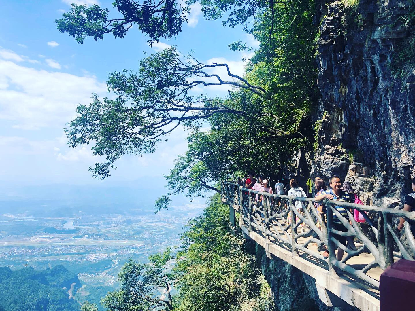 Quang cảnh con đường 99 khúc cua dẫn xuống chân núi Thiên Môn Sơn
