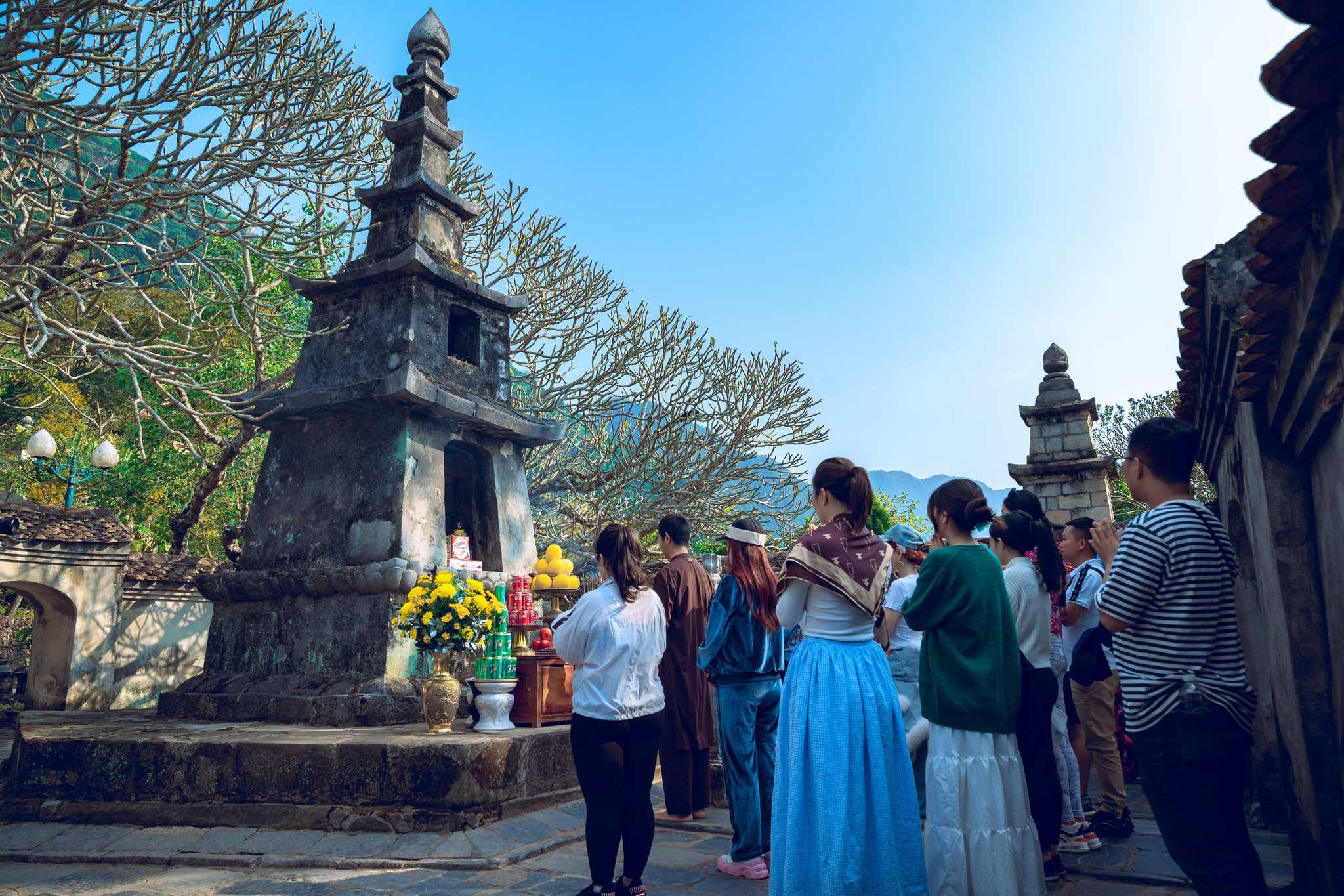 Du khách hành hương tại Yên Tử, chiêm bái và tham quan
