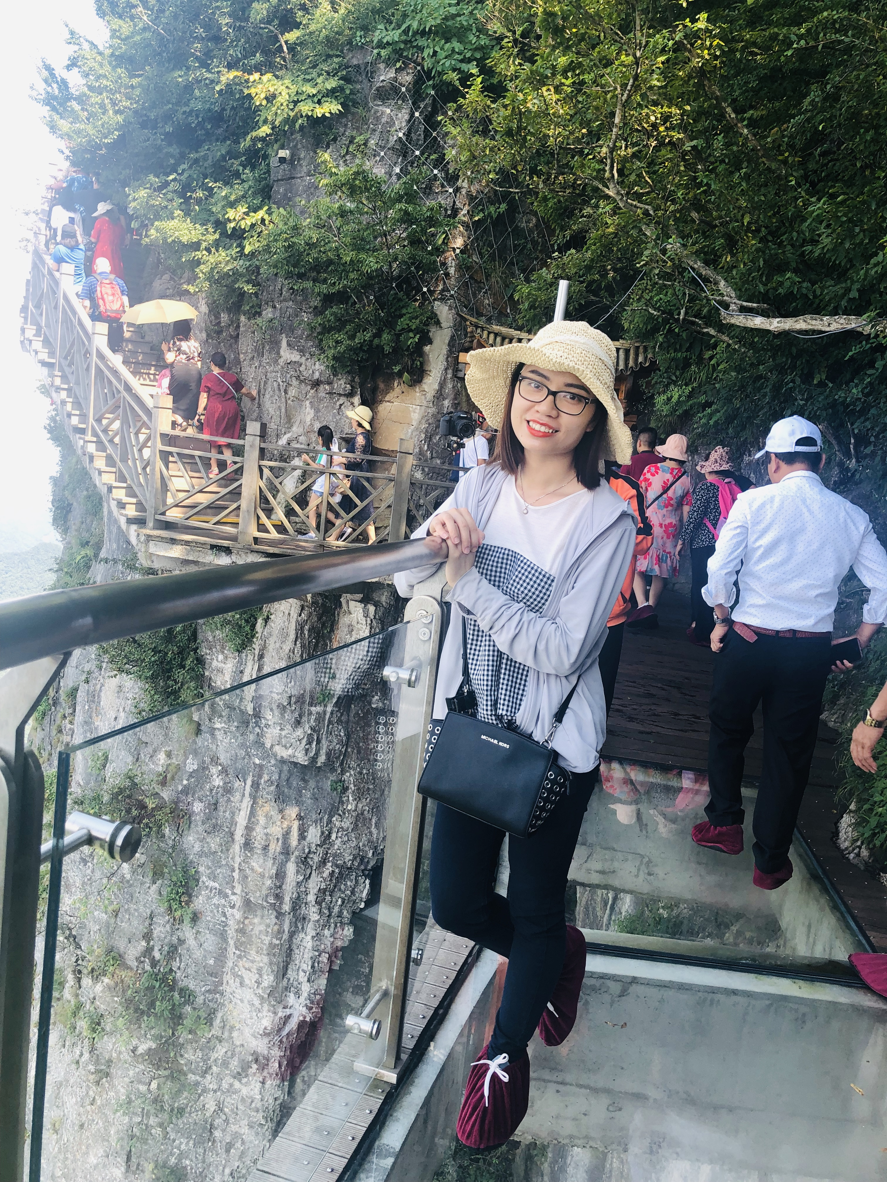 Thang cuốn dài hun hút bên trong lòng núi Thiên Môn Sơn