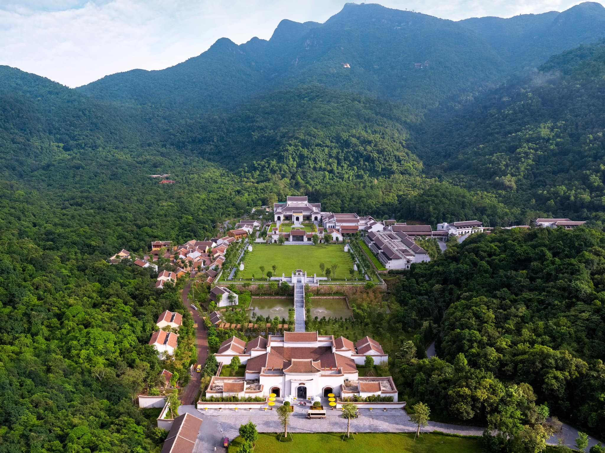 Khung cảnh rộng lớn của núi Yên Tử thu hút nhiều du khách