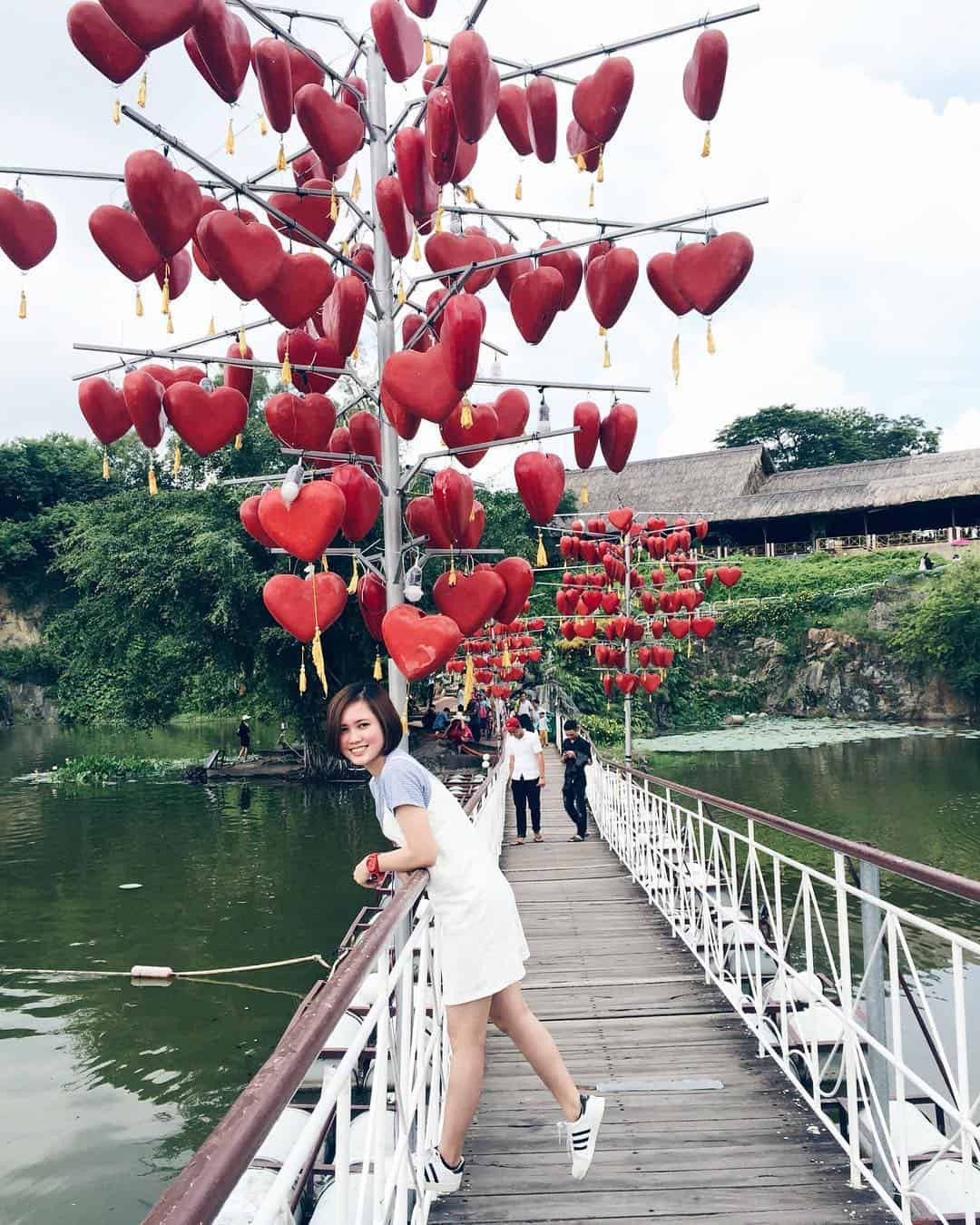 Khám phá các Khu du lịch Đồng Nai nổi bật: Cẩm nang chi tiết từ A-Z 4 Cầu Tình Yêu lãng mạn tại Khu du lịch Bửu Long, Đồng Nai