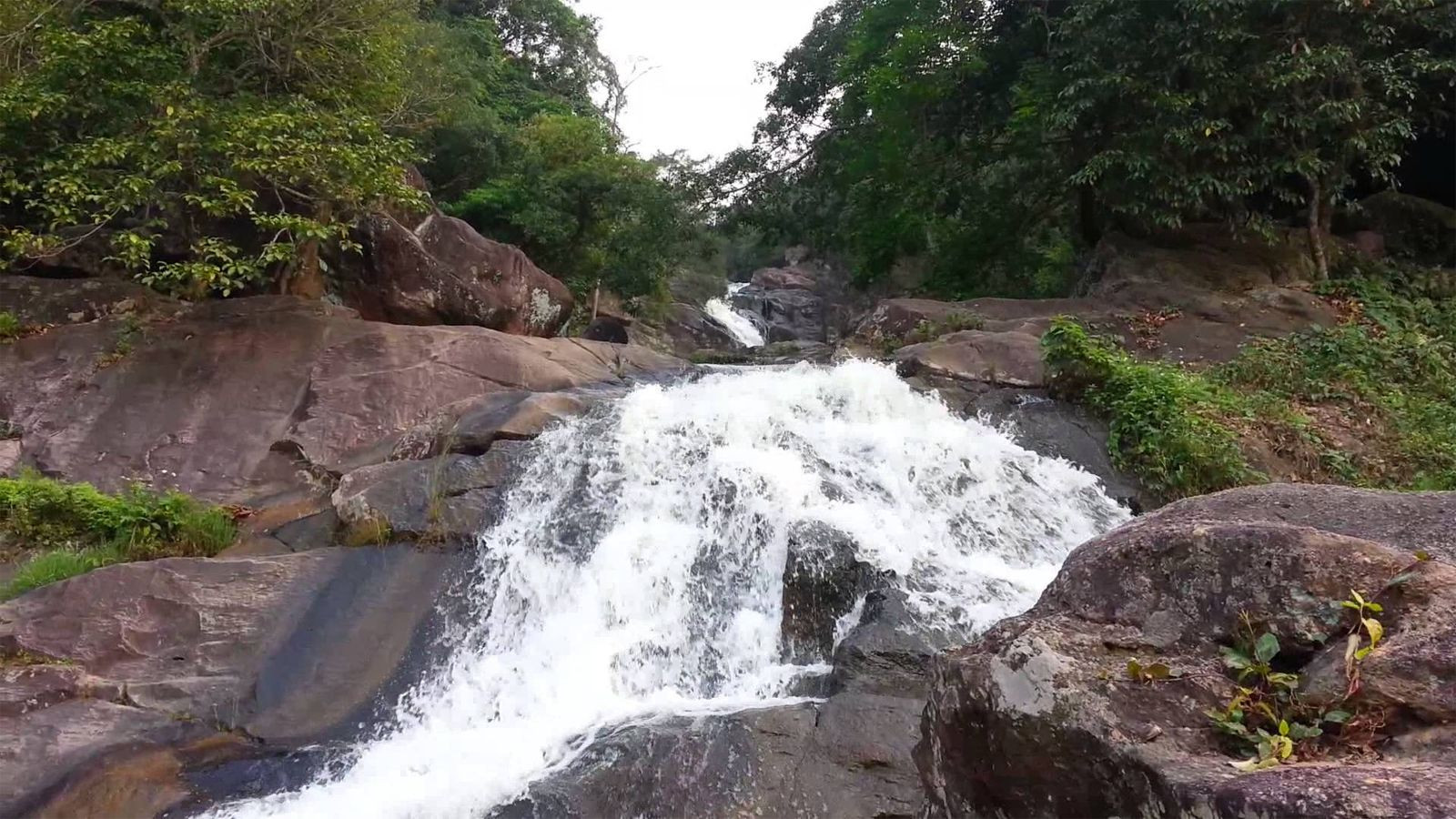 Những bậc thang tuyệt đẹp tại Khu du lịch Suối Mỡ