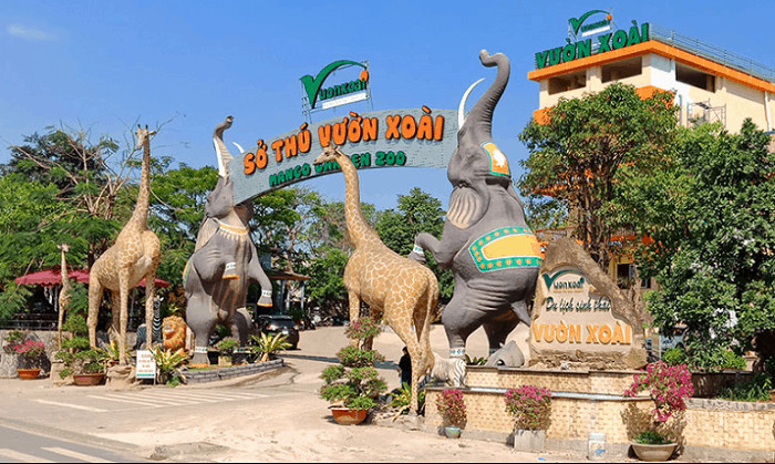Khám phá các Khu du lịch Đồng Nai nổi bật: Cẩm nang chi tiết từ A-Z 5 Du khách tham quan vườn thú đa dạng loài vật tại Khu du lịch Vườn Xoài
