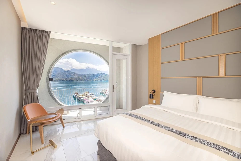 Phòng nghỉ hiện đại tại Sun Moon Lake Apollo Resort Hotel với cửa sổ lớn nhìn ra hồ