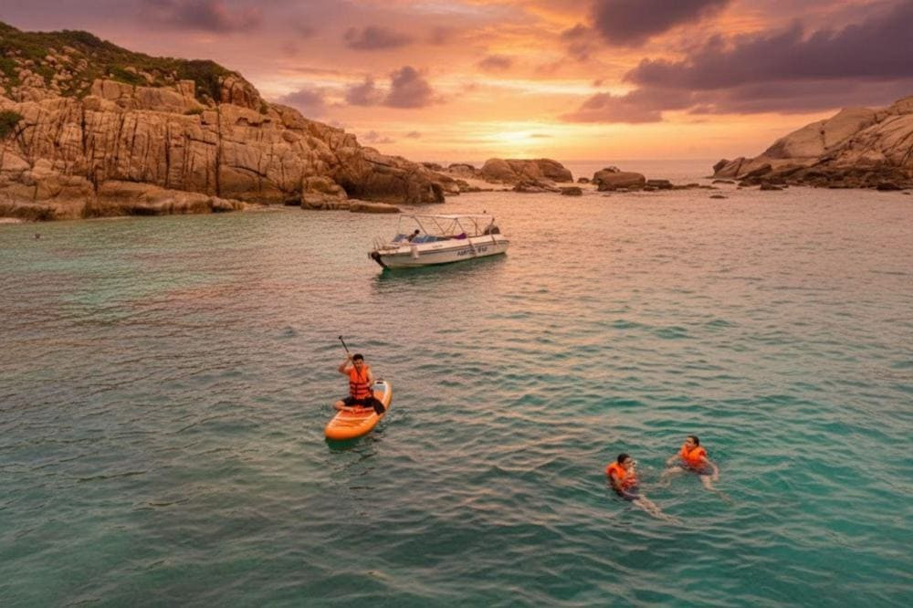 Trọn Bộ Cẩm Nang Du Lịch Vĩnh Hy: Khám Phá Vẻ Đẹp Hoang Sơ Ninh Thuận 2 Du khách đang lặn ngắm san hô đầy màu sắc dưới làn nước trong xanh của Vịnh Vĩnh Hy
