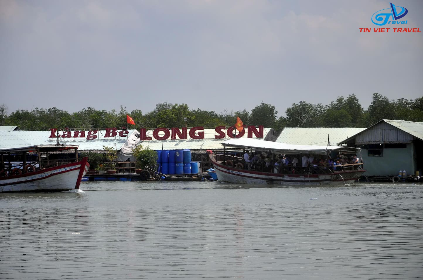 Những căn nhà bè nổi ven sông tại làng bè Long Sơn Vũng Tàu
