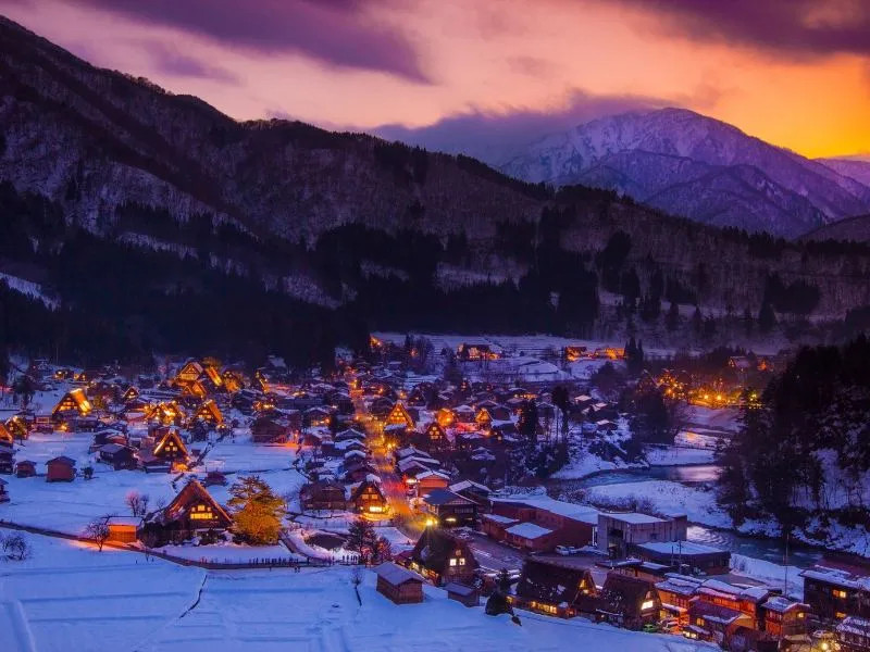 Những ngôi nhà cổ ở Shirakawago được thắp sáng lung linh trong lễ hội ánh sáng mùa đông