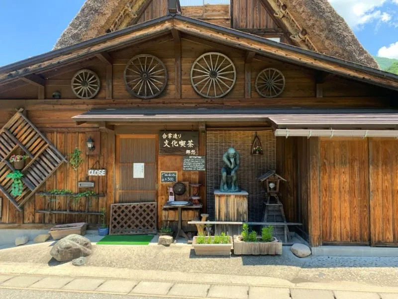 Cửa hàng cafe Shinkado tại làng cổ Shirakawago với các sản phẩm thủ công truyền thống