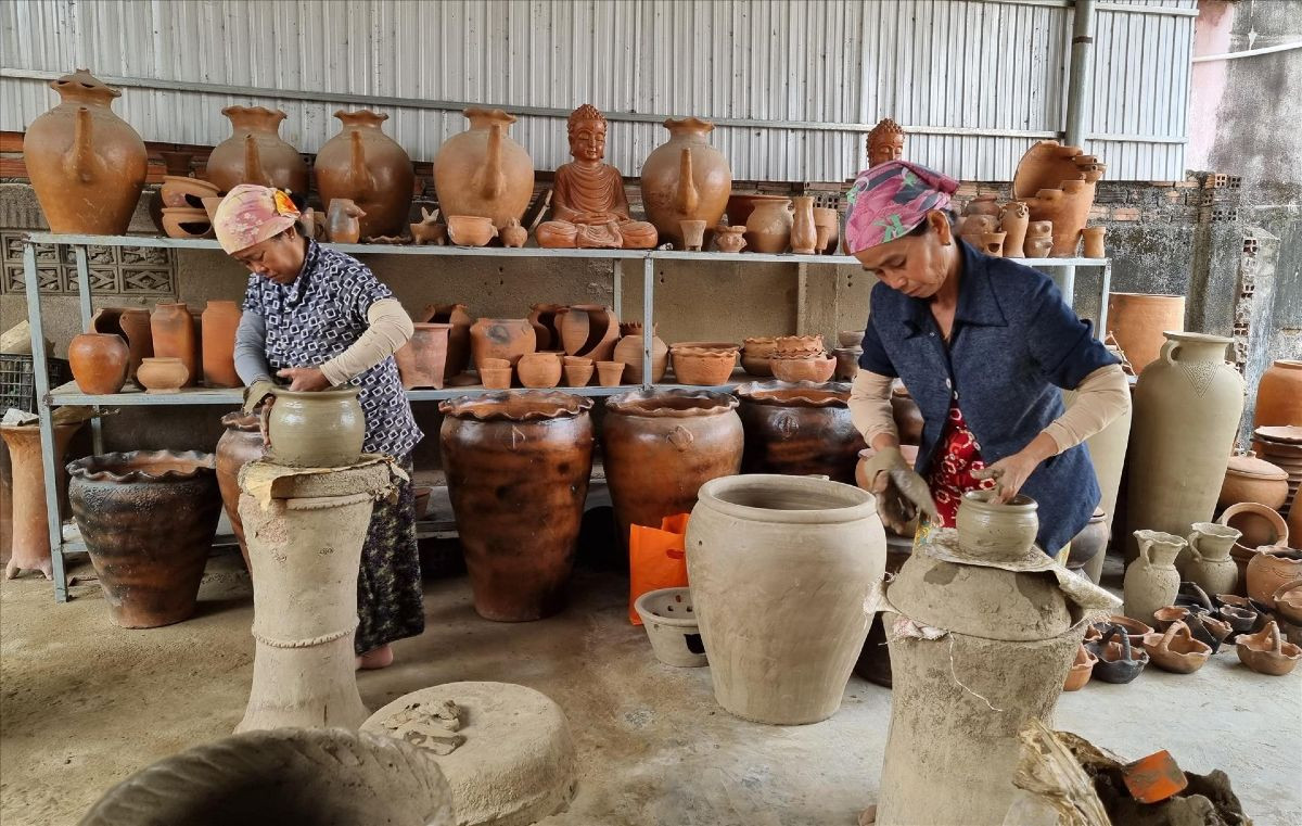 Người nghệ nhân Chăm tại làng gốm Bàu Trúc đang làm gốm thủ công