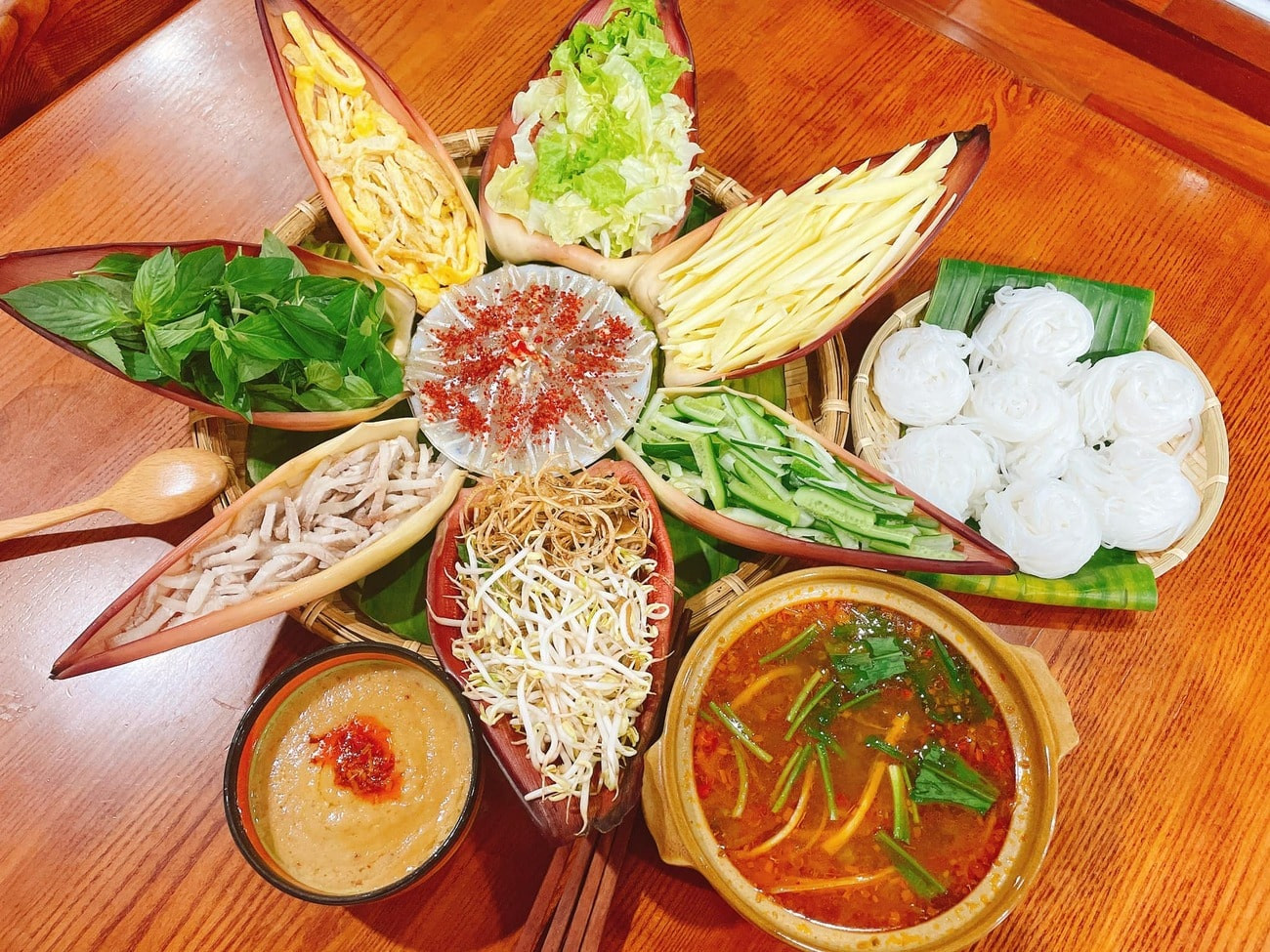 Lẩu Thả Phan Thiết: Khám Phá Đặc Sản Ngũ Hành Đầy Nghệ Thuật Và Những Địa Chỉ Nức Tiếng 9 Thực khách có thể thưởng thức lẩu thả bằng 2 cách