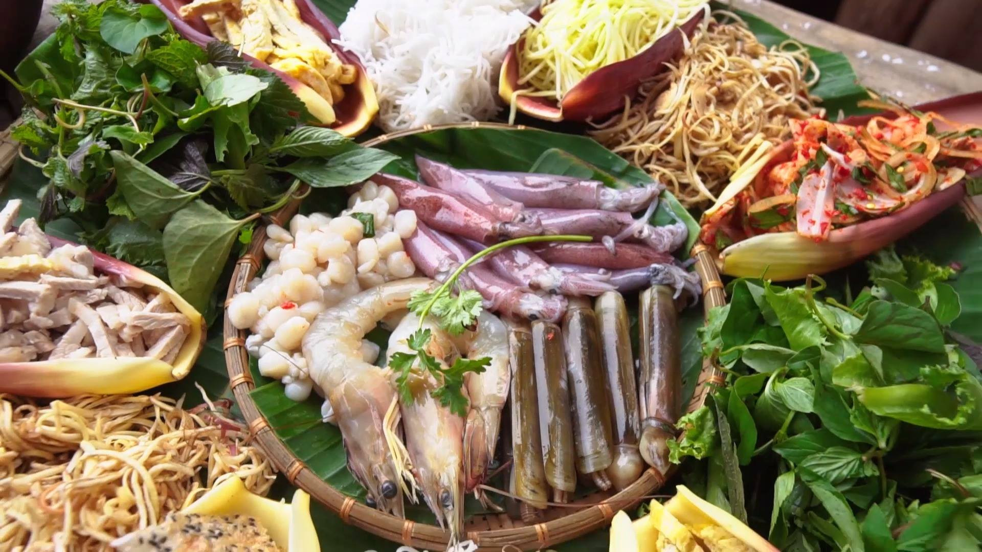 Lẩu Thả Phan Thiết: Khám Phá Đặc Sản Ngũ Hành Đầy Nghệ Thuật Và Những Địa Chỉ Nức Tiếng 2 Các loại topping thả lẩu tại quán Sóc Nâu