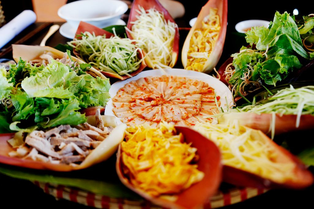 Lẩu Thả Phan Thiết: Khám Phá Đặc Sản Ngũ Hành Đầy Nghệ Thuật Và Những Địa Chỉ Nức Tiếng 3 Thực khách thưởng thức lẩu thả tại Seahorse Bistro