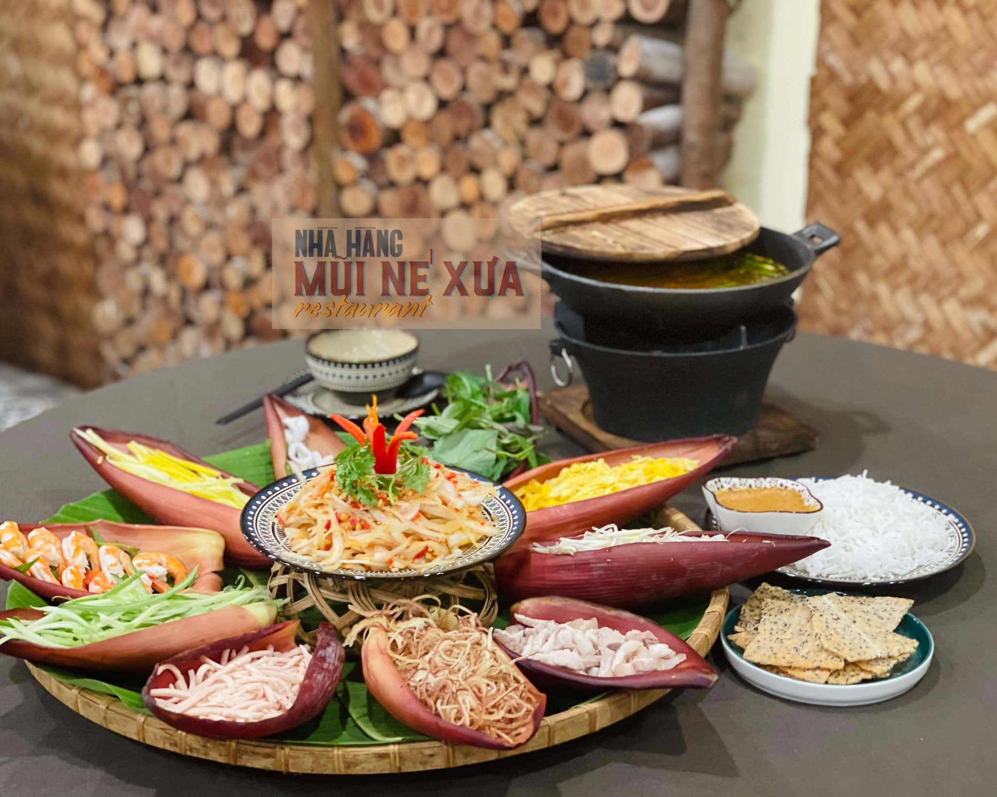 Lẩu Thả Phan Thiết: Khám Phá Đặc Sản Ngũ Hành Đầy Nghệ Thuật Và Những Địa Chỉ Nức Tiếng 4 Nhà hàng Mui Ne Deli - địa chỉ thưởng thức lẩu thả ngon nức tiếng