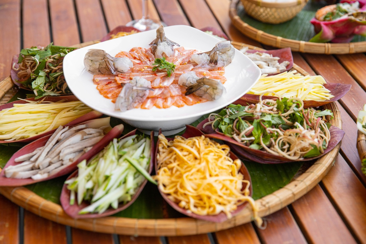 Lẩu Thả Phan Thiết: Khám Phá Đặc Sản Ngũ Hành Đầy Nghệ Thuật Và Những Địa Chỉ Nức Tiếng 5 Set lẩu thả tại nhà hàng The Cliff ú ụ topping