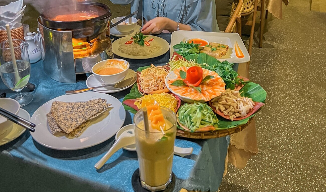 Lẩu Thả Phan Thiết: Khám Phá Đặc Sản Ngũ Hành Đầy Nghệ Thuật Và Những Địa Chỉ Nức Tiếng 6 Hoàng Ngọc là cái tên quen thuộc vào hội “fan cứng” của món lẩu thả Phan Thiết