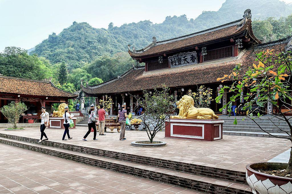 Lễ hội chùa Hương: Khám phá vẻ đẹp tâm linh và văn hóa độc đáo miền Bắc 2 le hoi chua huong 01 1