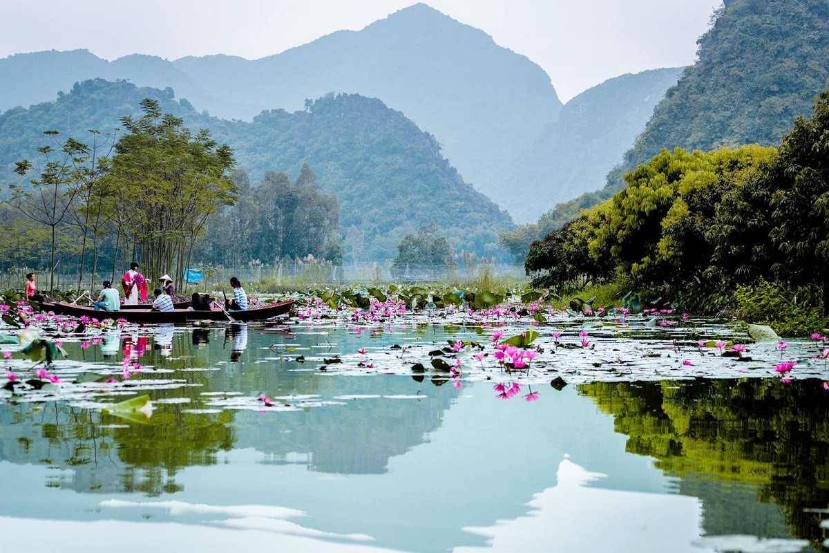 Lễ hội chùa Hương: Khám phá vẻ đẹp tâm linh và văn hóa độc đáo miền Bắc 4 Phong cảnh núi non và sông nước hòa quyện tạo nên vẻ đẹp hữu tình tại chùa Hương