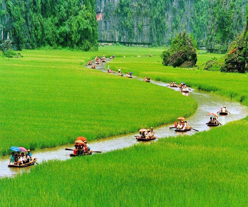 Lễ hội chùa Hương: Khám phá vẻ đẹp tâm linh và văn hóa độc đáo miền Bắc 3 Du khách đi thuyền trên dòng suối Yến thơ mộng, ngắm nhìn cảnh núi non hùng vĩ