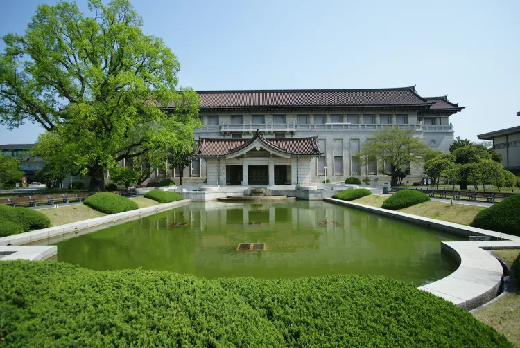 Khám phá Công viên Ueno Tokyo: Viên ngọc xanh giữa lòng thủ đô Nhật Bản 3 Bên ngoài một bảo tàng hiện đại trong khu vực Công viên Ueno
