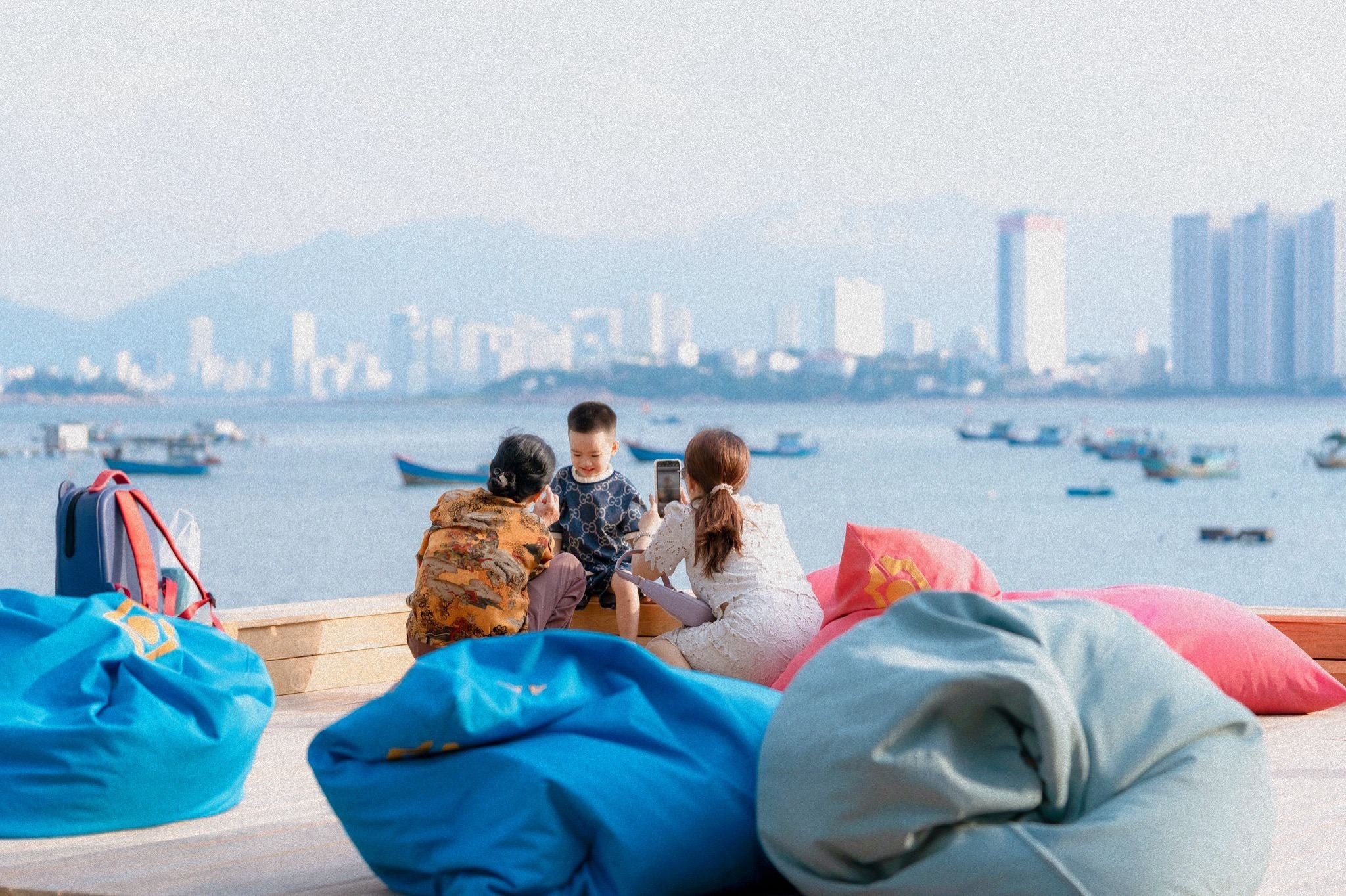 Góc cà phê với tầm nhìn bao quát vịnh Nha Trang