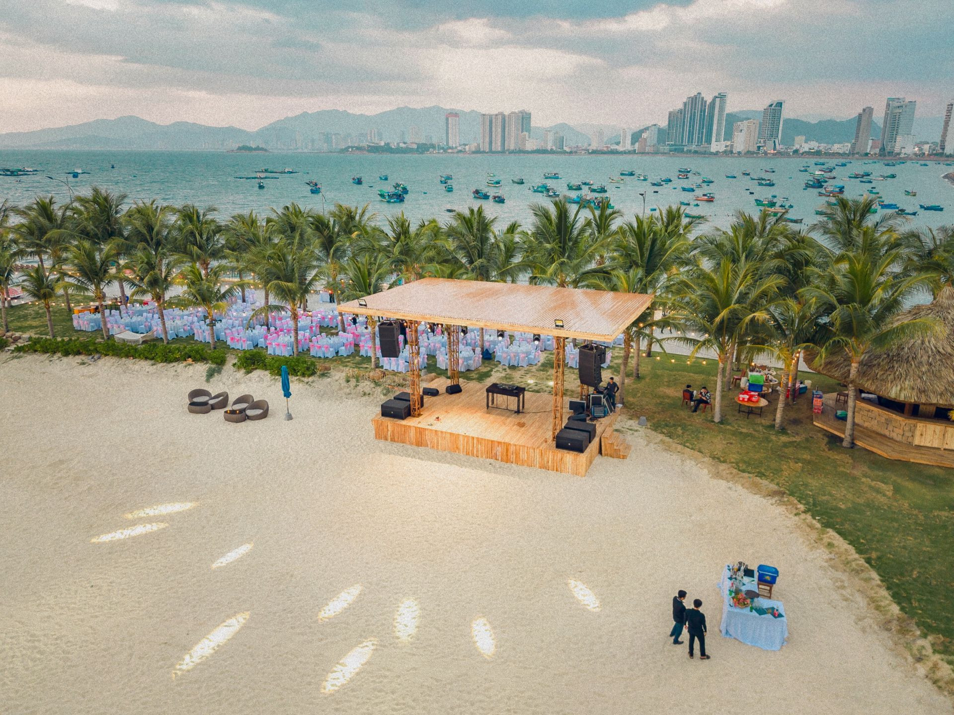 Nhà hàng Marina Beach Club với không gian mở hướng biển