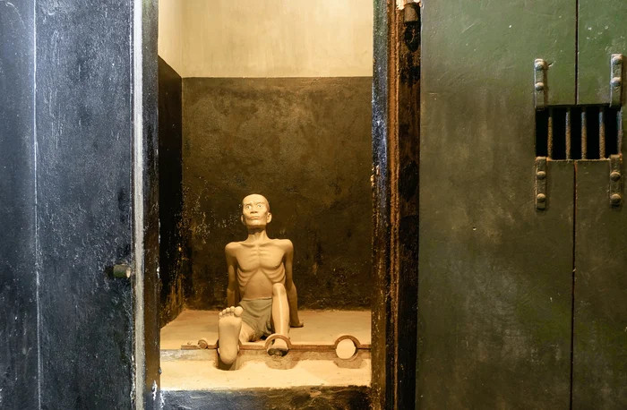 Bên trong khu Cachot (ngục tối) u ám tại Nhà tù Hỏa Lò