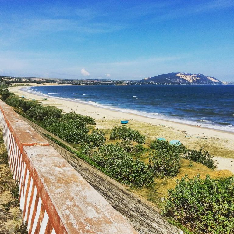 Khám phá 10 Bãi Biển Phan Thiết Đẹp Mê Hồn Cho Kỳ Nghỉ Dưỡng Trọn Vẹn 1 Bờ biển Hòn Rơm với nước trong xanh và bãi cát trải dài