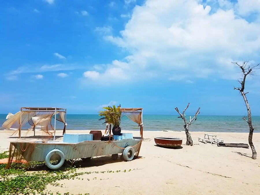 Khám phá 10 Bãi Biển Phan Thiết Đẹp Mê Hồn Cho Kỳ Nghỉ Dưỡng Trọn Vẹn 3 Bãi biển Cam Bình với cát vàng và hàng dừa xanh mát