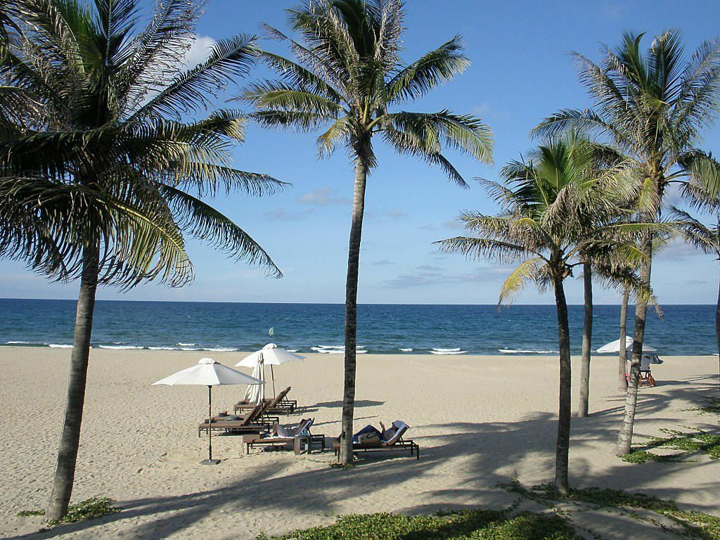 Khám phá 10 Bãi Biển Phan Thiết Đẹp Mê Hồn Cho Kỳ Nghỉ Dưỡng Trọn Vẹn 4 Khách du lịch vui chơi trên bãi biển Bãi Rạng với nước biển trong xanh