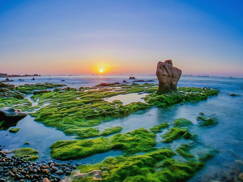 Khám phá 10 Bãi Biển Phan Thiết Đẹp Mê Hồn Cho Kỳ Nghỉ Dưỡng Trọn Vẹn 5 Bãi biển Cổ Thạch với những tảng đá nhiều hình thù và màu sắc độc đáo