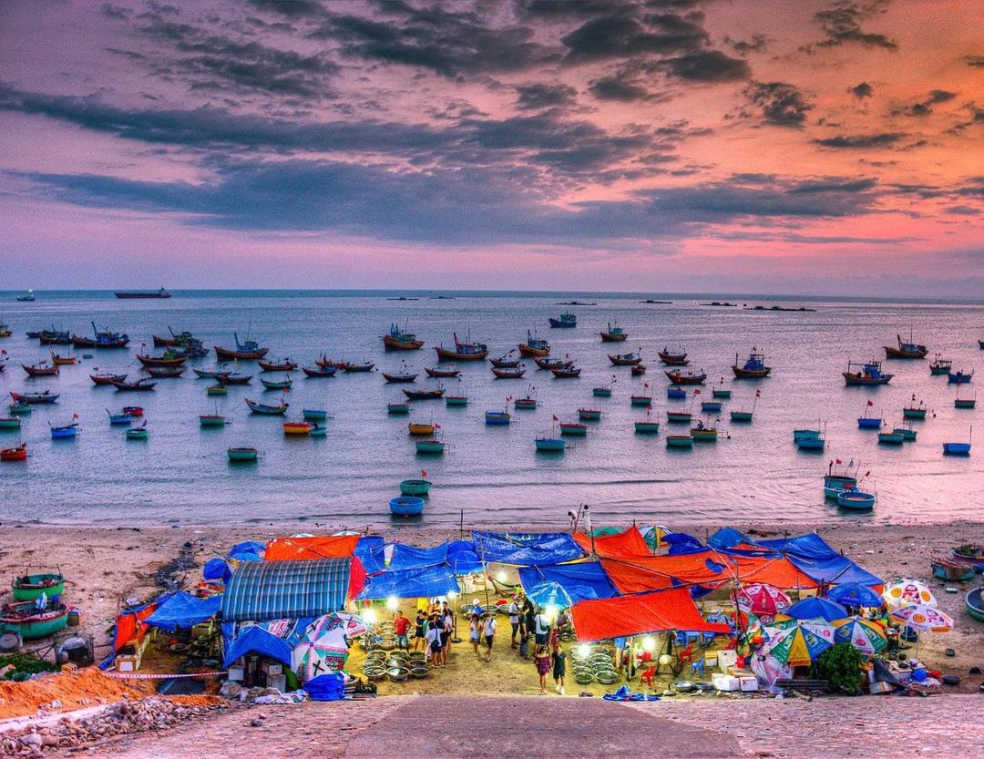 Khám phá 10 Bãi Biển Phan Thiết Đẹp Mê Hồn Cho Kỳ Nghỉ Dưỡng Trọn Vẹn 6 Thuyền thúng của ngư dân neo đậu tại bãi biển Làng Chài Mũi Né