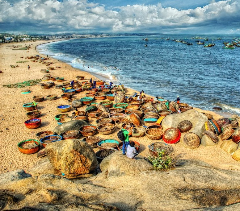 Khám phá 10 Bãi Biển Phan Thiết Đẹp Mê Hồn Cho Kỳ Nghỉ Dưỡng Trọn Vẹn 8 Gành Son Phan Thiết với một bên là đồi cát đỏ, một bên là biển xanh