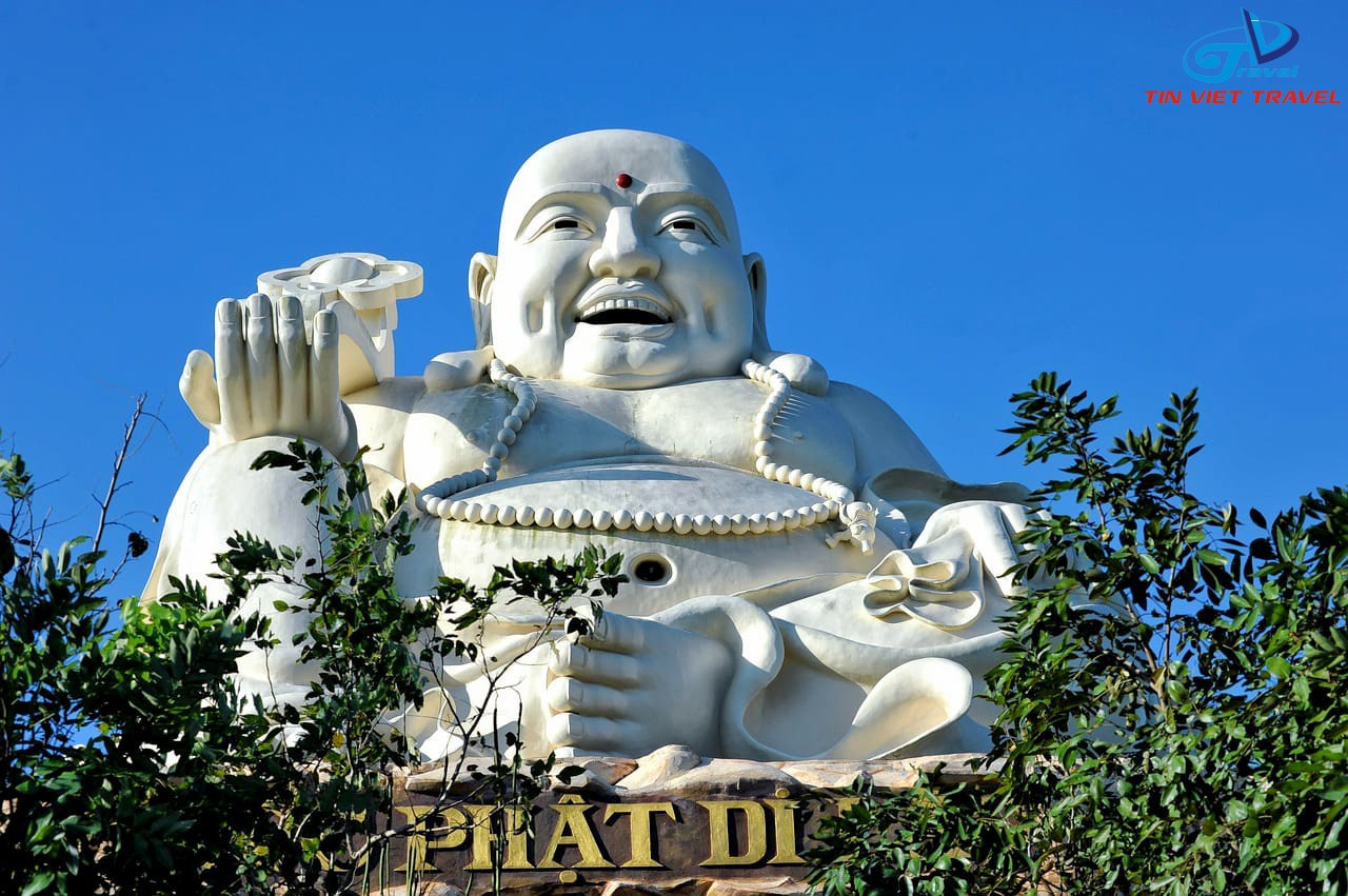 Tượng Phật Di Lặc an tọa trên núi tại khu du lịch Hồ Mây