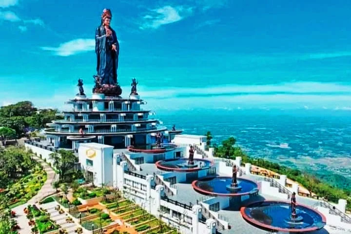 Phật Bà Tây bổ Đà Sơn trên đỉnh Vân Sơn cao 986m so với mực nước biển