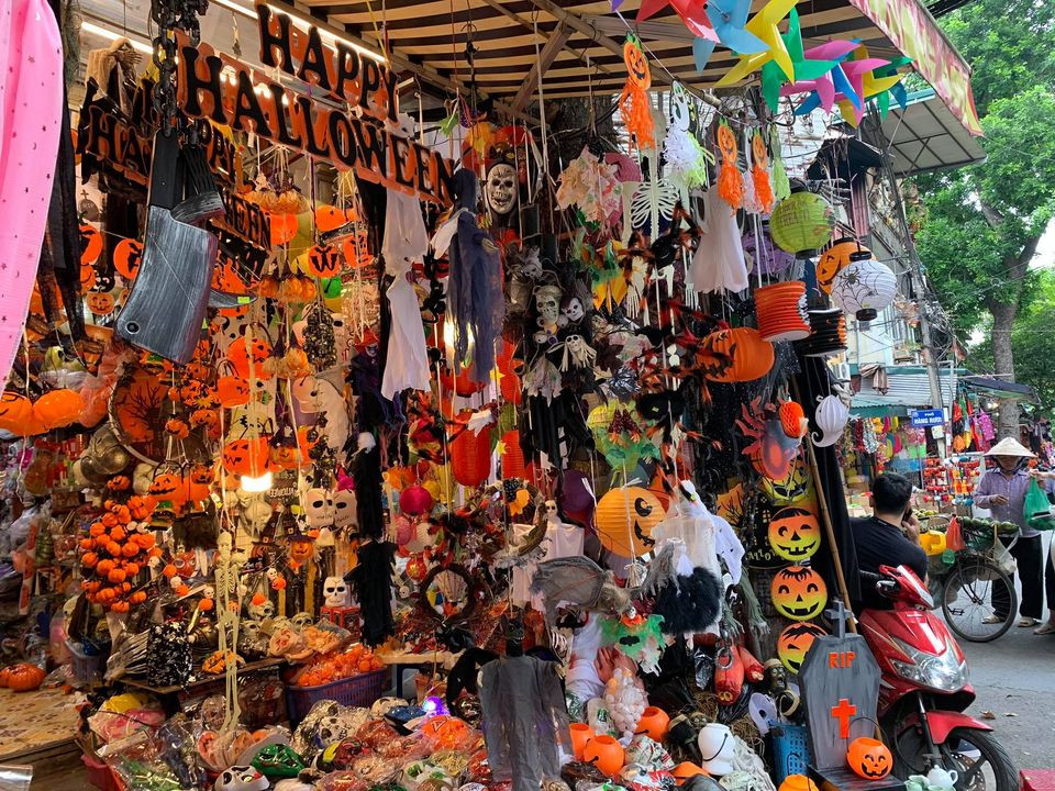 Đồ trang trí và hóa trang Halloween được bày bán đa dạng trên Phố Hàng Mã