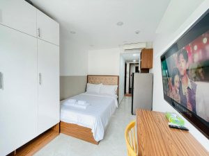 Phòng khách căn hộ Pine Tree Apartment với thiết kế tối giản, hiện đại