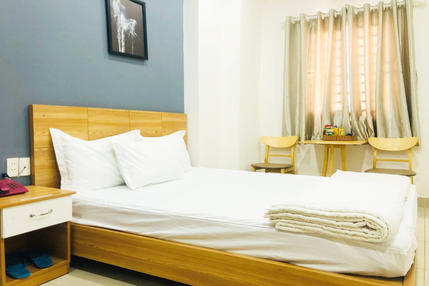 Thiết kế phòng nghỉ tinh tế với gam màu trung tính tại Sky Hotel 1