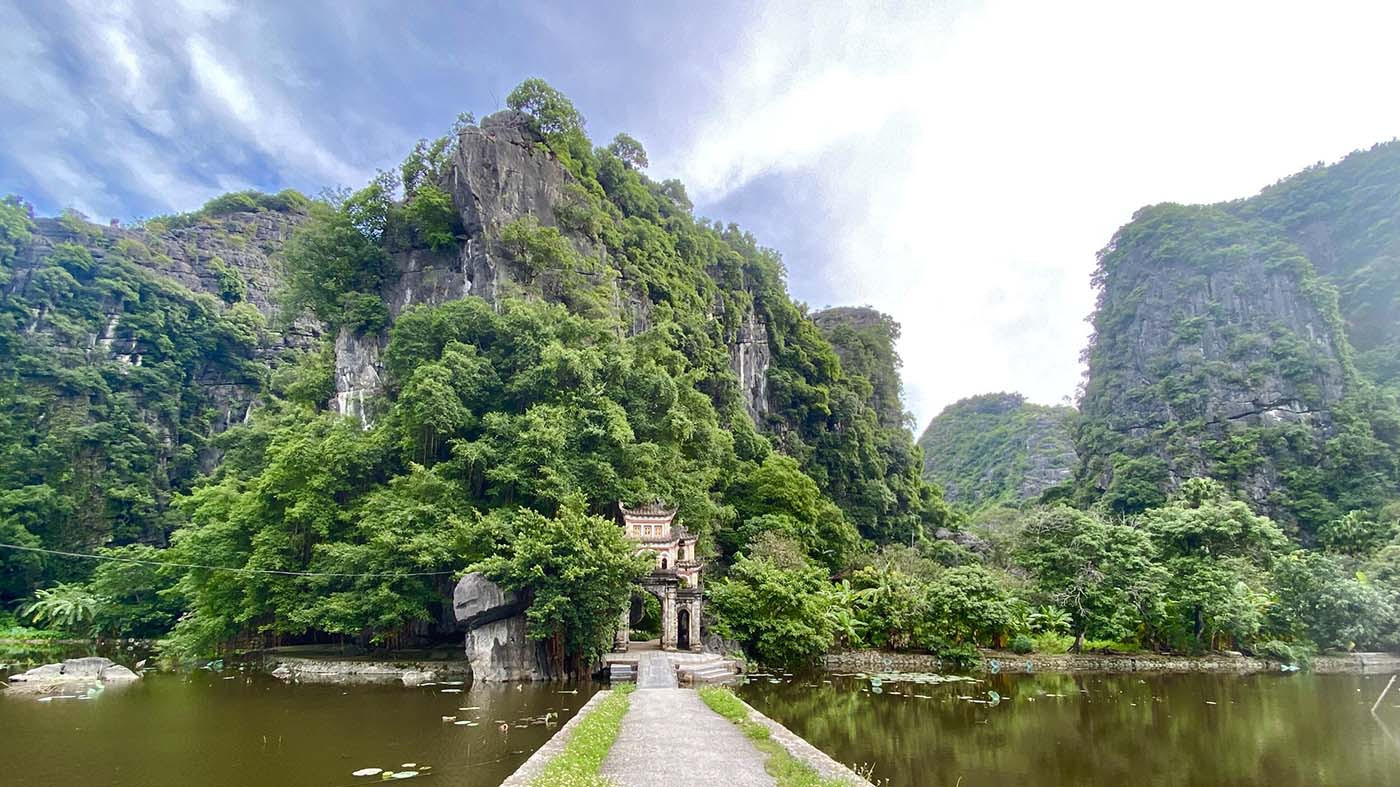 Tam Cốc Bích Động: Cẩm Nang Khám Phá "Vịnh Hạ Long trên cạn" tại Ninh Bình 3 Chùa Bích Động cổ kính ẩn mình giữa núi non trùng điệp, bao quanh là cây xanh