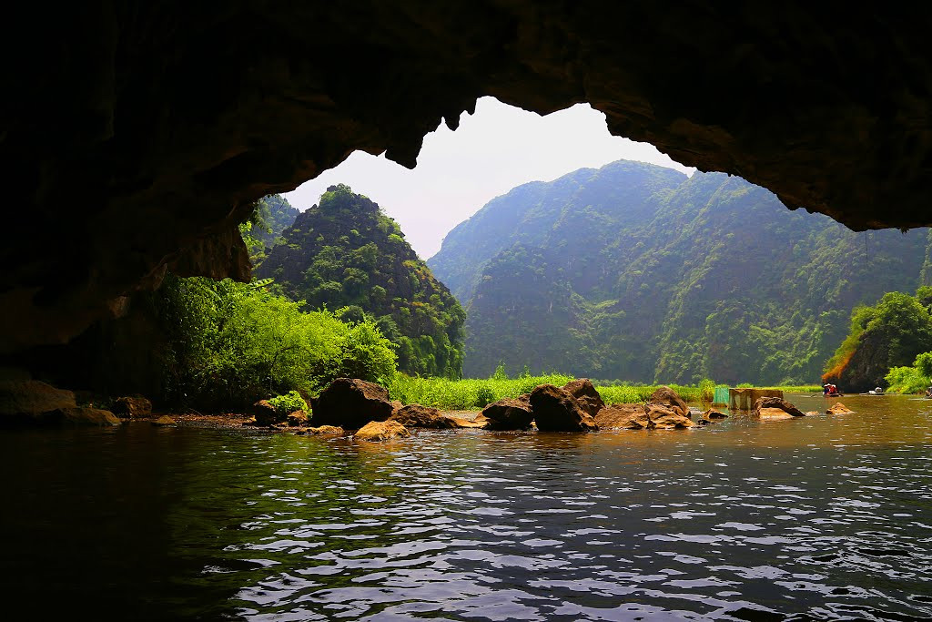 Tam Cốc Bích Động: Cẩm Nang Khám Phá "Vịnh Hạ Long trên cạn" tại Ninh Bình 2 Hành trình thuyền khám phá các hang động tại Tam Cốc, du khách phải cúi thấp đầu