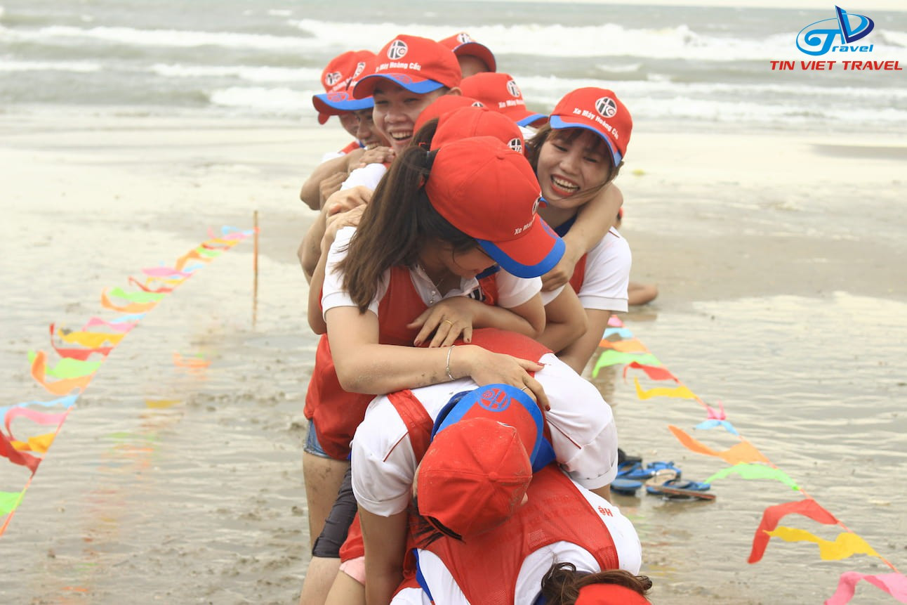 Đoàn khách tham gia hoạt động team building sôi nổi trên bãi biển Vũng Tàu