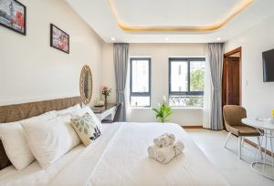 Nội thất sang trọng và ấm cúng bên trong phòng khách The Royal Hotel & Apartment