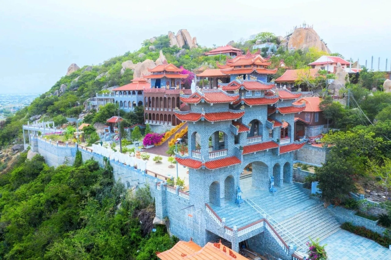 Trùng Sơn Cổ Tự với kiến trúc độc đáo, hòa mình vào thiên nhiên
