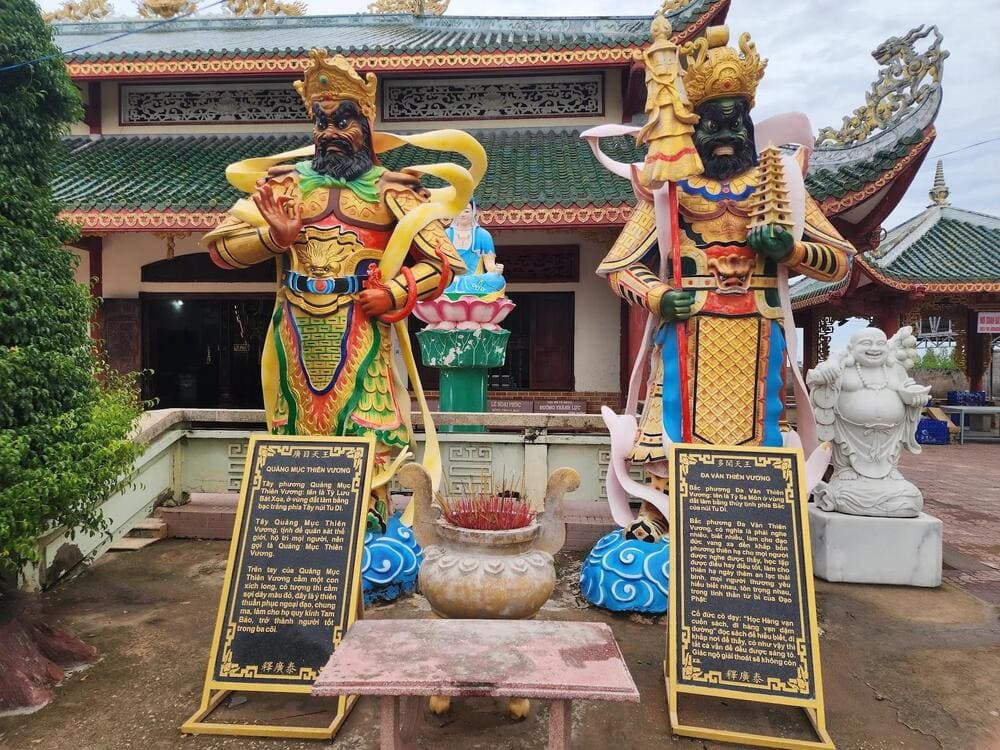 Tượng Quảng Mục Thiên Vương và Đa Văn Thiên Vương trước Đại điện
