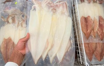 Mực một nắng - đặc sản được nhiều du khách chọn làm quà khi tới vịnh Vĩnh Hy