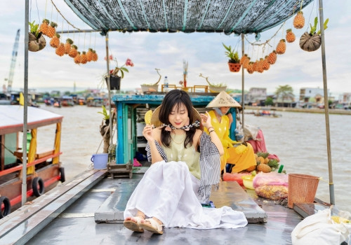 Khung cảnh cầu Cần Thơ và sông nước về đêm