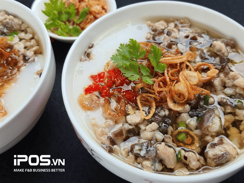 Bát bánh đúc nóng hổi dẻo quánh với thịt băm, mộc nhĩ và rau thơm