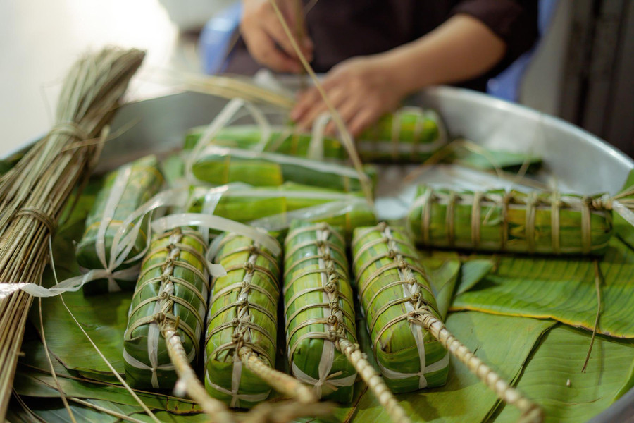 Khoảnh khắc chia sẻ bánh tét với người thân, thể hiện sự gắn kết và yêu thương